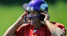 Favre agrees to play for Vikings, wears no. 4 at practice